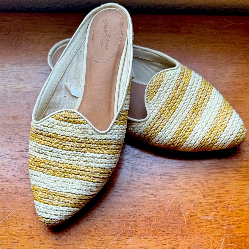 Universal Thread— women’s Cream and Tan Striped Loafers— size 8.5